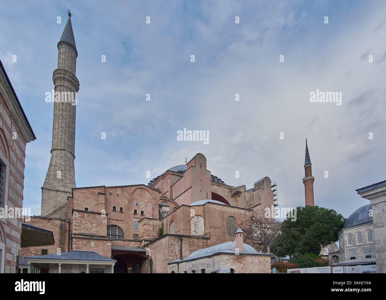 La grande Moschea di Hagia Sophia (Ayasofya) è una moschea, museo ed ex chiesa che funge da importante sito culturale e storico a Fatih Istanbul, Turchia. Foto Stock