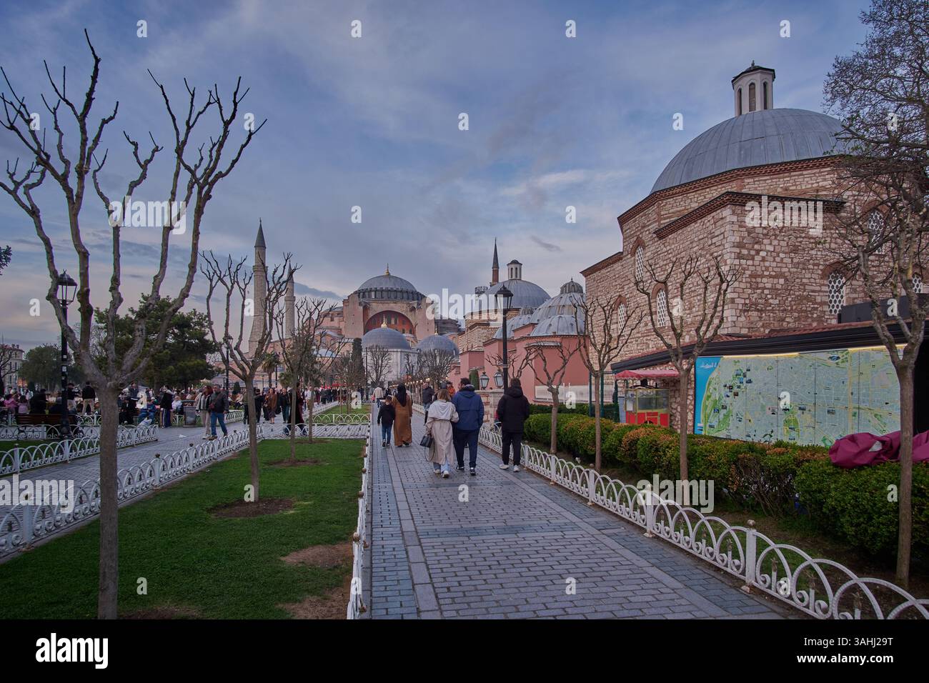 La grande Moschea di Hagia Sophia (Ayasofya) è una moschea, museo ed ex chiesa che funge da importante sito culturale e storico a Fatih Istanbul, Turchia. Foto Stock