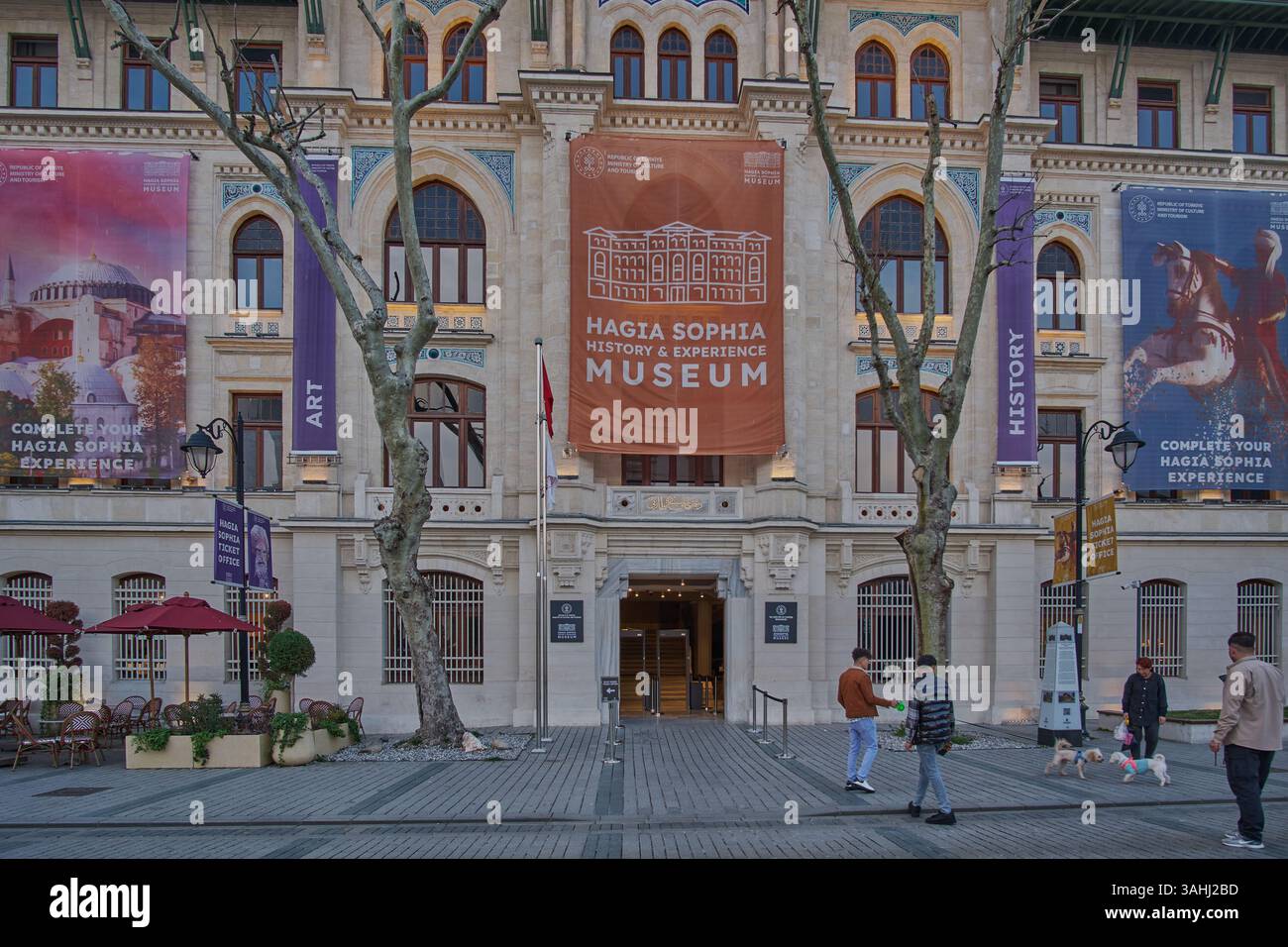 Museo di storia ed esperienza di Santa Sofia in Piazza Sultanahmet ( Sultanahmet Meydanı) Istanbul, Turchia. Vista esterna con luce naturale Foto Stock