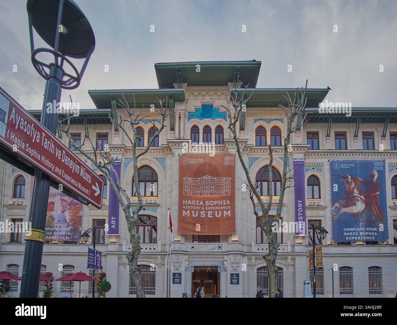 Museo di storia ed esperienza di Santa Sofia in Piazza Sultanahmet ( Sultanahmet Meydanı) Istanbul, Turchia. Vista esterna con luce naturale Foto Stock