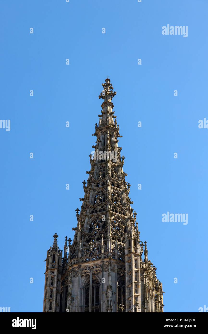 Immagine HDR della cattedrale di Ulm, la chiesa più alta del mondo, che mostra dettagli gotici sotto un cielo azzurro limpido in una giornata di sole. Perfetto per i viaggi, l'arco Foto Stock