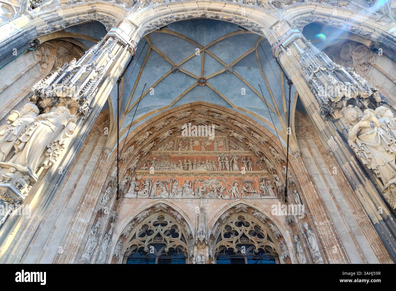 Immagine HDR della cattedrale di Ulm, la chiesa più alta del mondo, che mostra dettagli gotici sotto un cielo azzurro limpido in una giornata di sole. Perfetto per i viaggi, l'arco Foto Stock