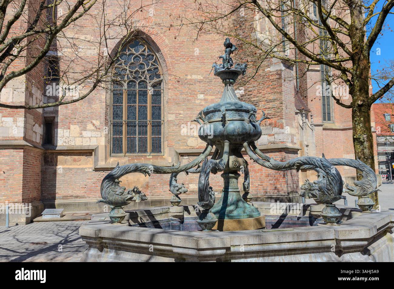 Immagine HDR della cattedrale di Ulm, la chiesa più alta del mondo, che mostra dettagli gotici sotto un cielo azzurro limpido in una giornata di sole. Perfetto per i viaggi, l'arco Foto Stock