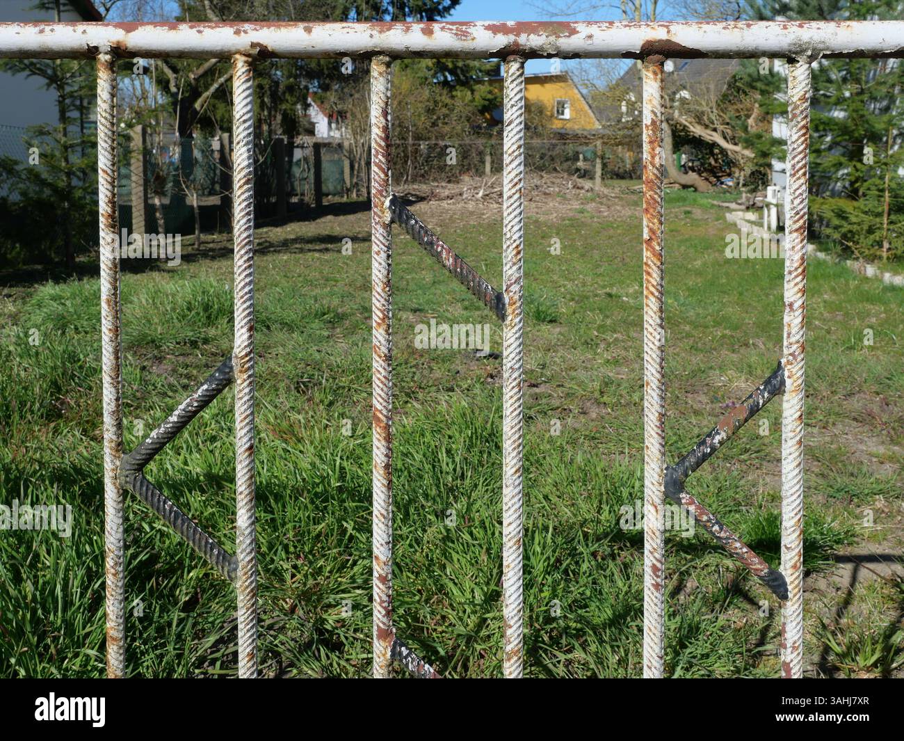 Un pannello di recinzione della RDT realizzato in acciaio di rinforzo saldato, creato dal riciclaggio dei rifiuti durante l'economia della carenza. Una reliquia della produzione di beni di consumo. Foto Stock