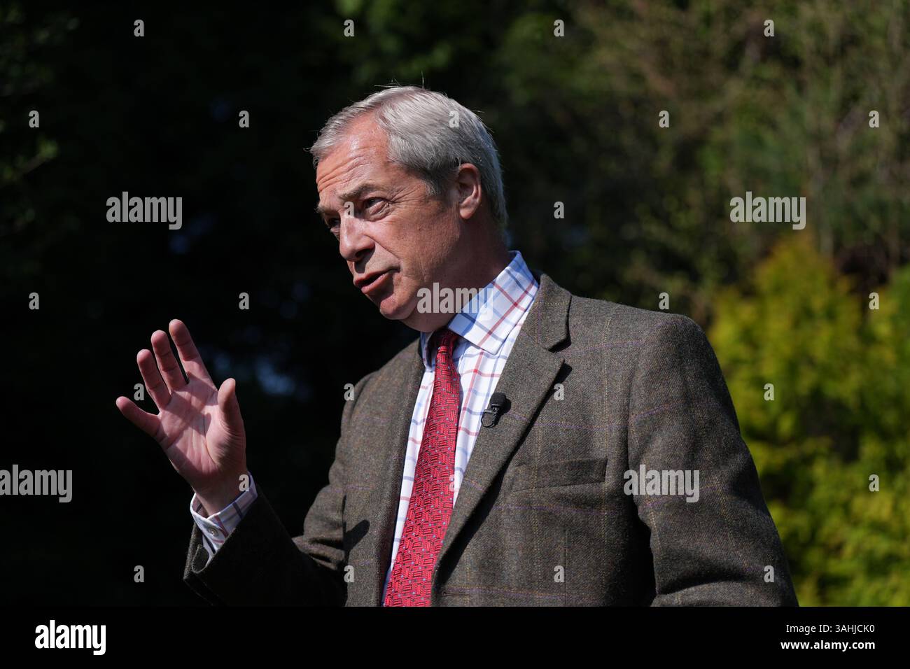 Il leader della riforma del Regno Unito Nigel Farage parla ai media al Denby Lodge di Ripley, Derbyshire, mentre si trova sulla pista della campagna elettorale locale. Data foto: Giovedì 10 aprile 2025. Foto Stock