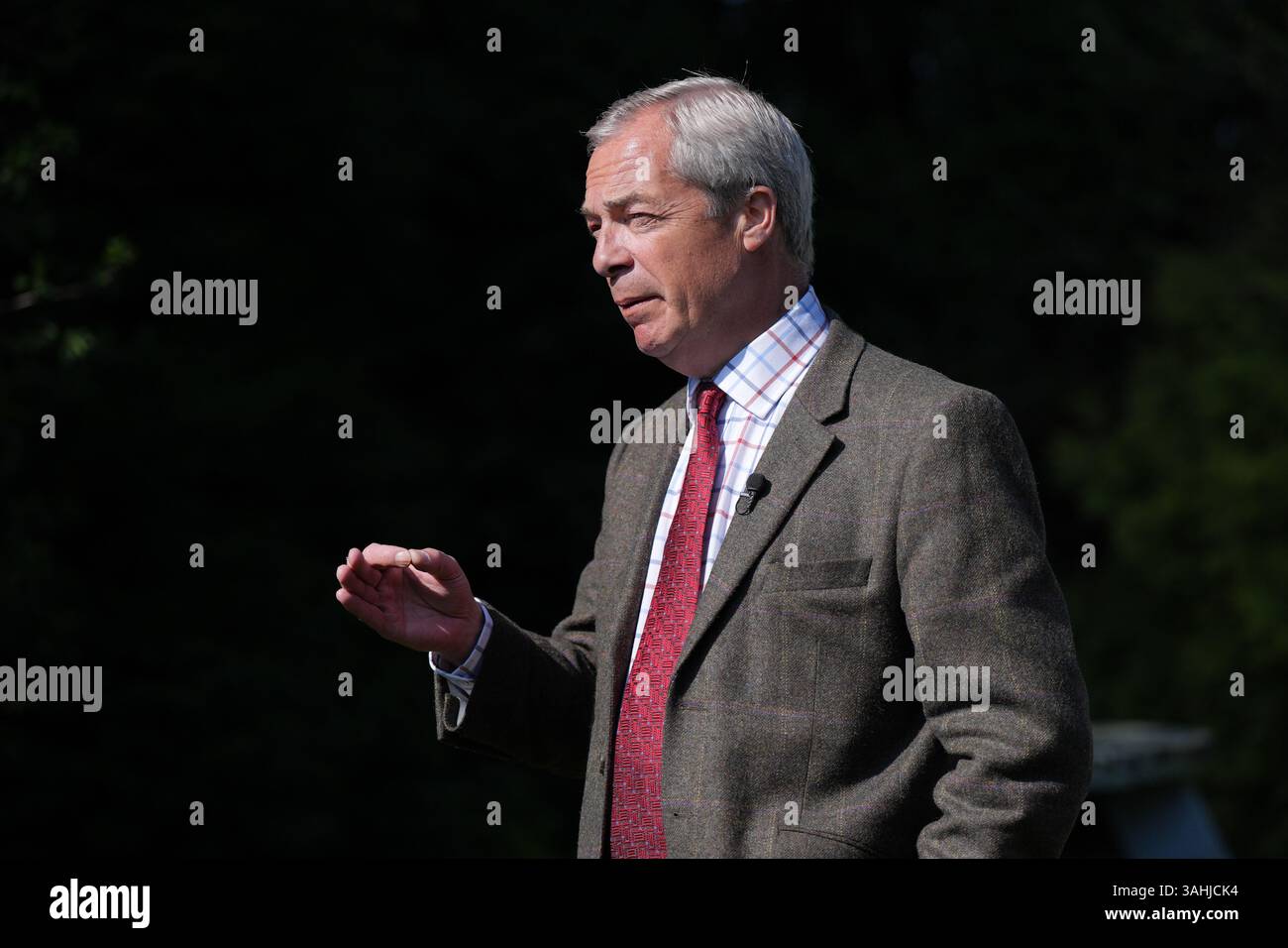 Il leader della riforma del Regno Unito Nigel Farage parla ai media al Denby Lodge di Ripley, Derbyshire, mentre si trova sulla pista della campagna elettorale locale. Data foto: Giovedì 10 aprile 2025. Foto Stock