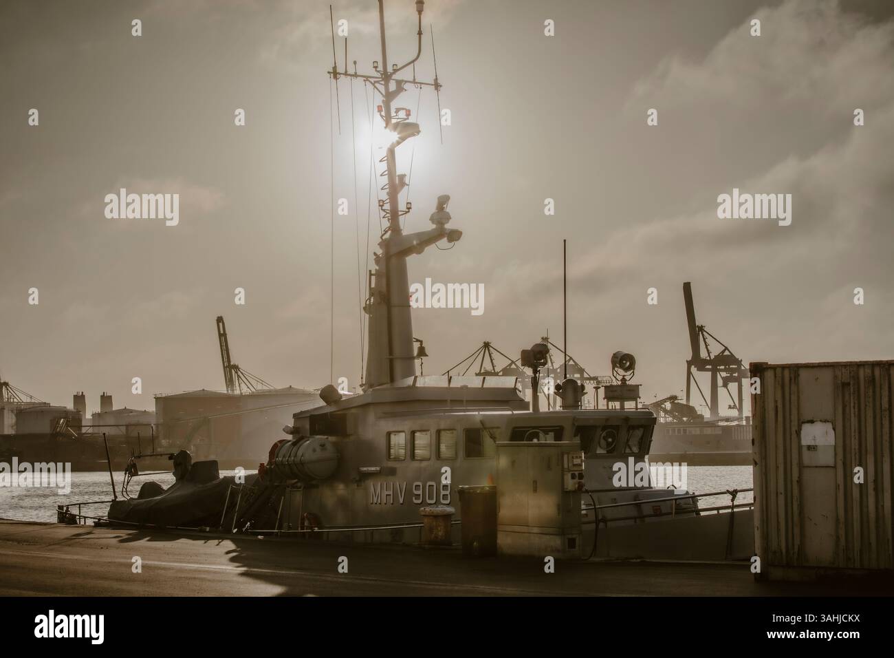 Una pattuglia militare ormeggiata in un porto industriale nel bagliore dorato dell'alba. Danimarca Foto Stock