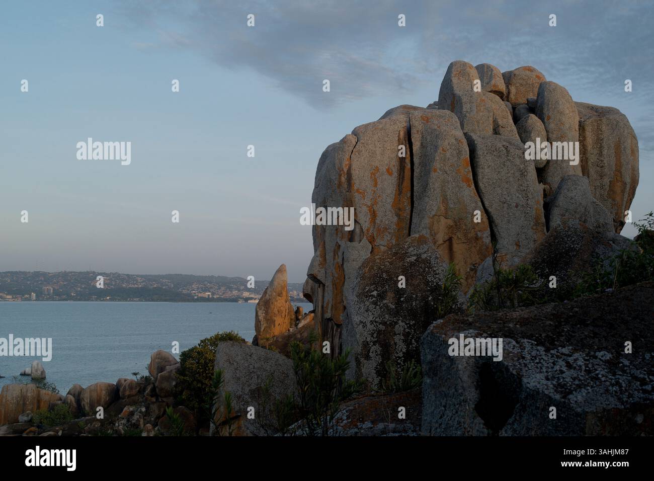 Aspre rocce costiere con una tranquilla vista sull'oceano e un litorale lontano. Lago Victoria, Tanzania Foto Stock