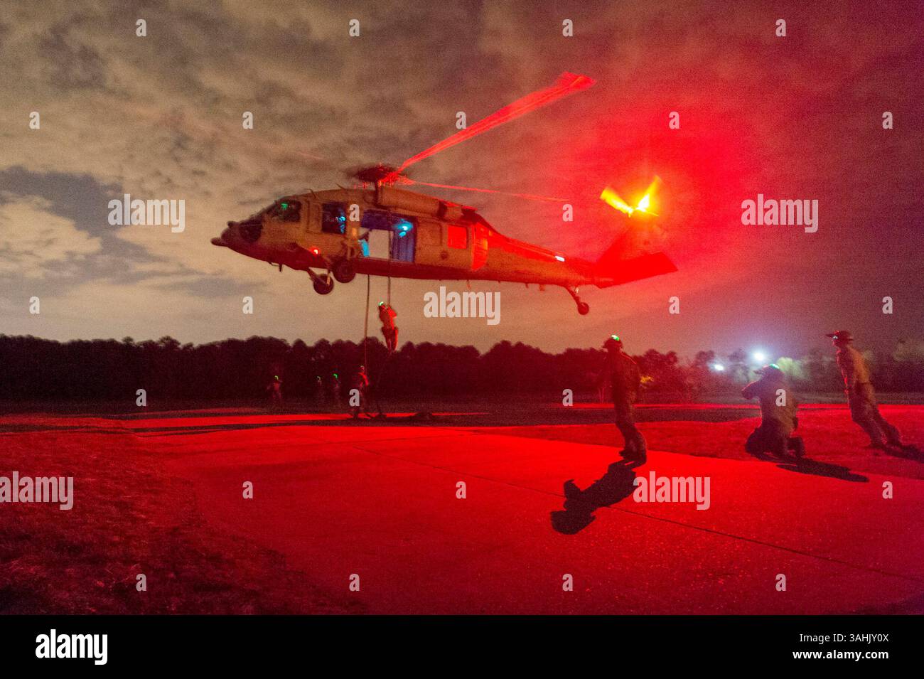 12 aprile 2017 - Virginia Beach, Virginia, Stati Uniti - tecnici di smaltimento di esplosivi, assegnati al gruppo di smaltimento di esplosivi Ordnance (EODGRU) 2, corda veloce da un elicottero MH-60S Sea Hawk, assegnato ai "Nightdippers" dell'Helicopter Sea Combat Squadron 5, durante l'addestramento con tecnica di sospensione della corda dell'elicottero (HRST) presso la Joint Expeditionary base Fort Story. EODGRU 2 ha sede presso la Joint Expeditionary base Little Creek-Fort Story e sovrintende alla Mobile Diving and Salvage Unit Two (MDSU 2) e a tutte le unità mobili EOD della Marina della costa orientale. (Immagine di credito: © Charles Oki/US Navy via ZUMA Wire/ZUMA Foto Stock