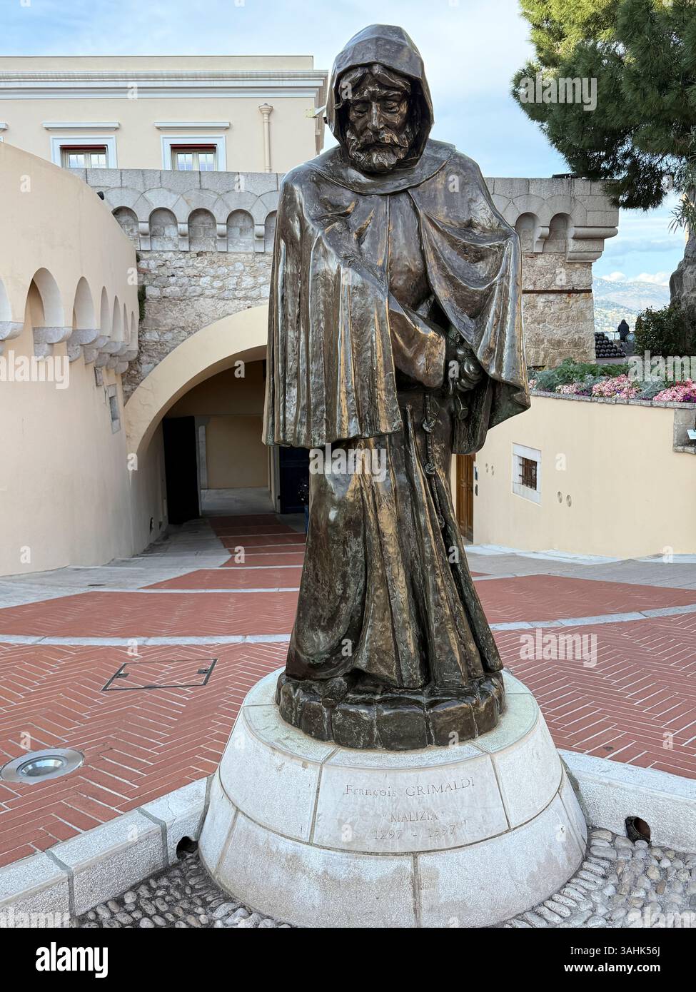 Statua di Francois Grimaldi, Monaco-Ville, la città vecchia, Monaco. - Immagine stock catturata con smartphone