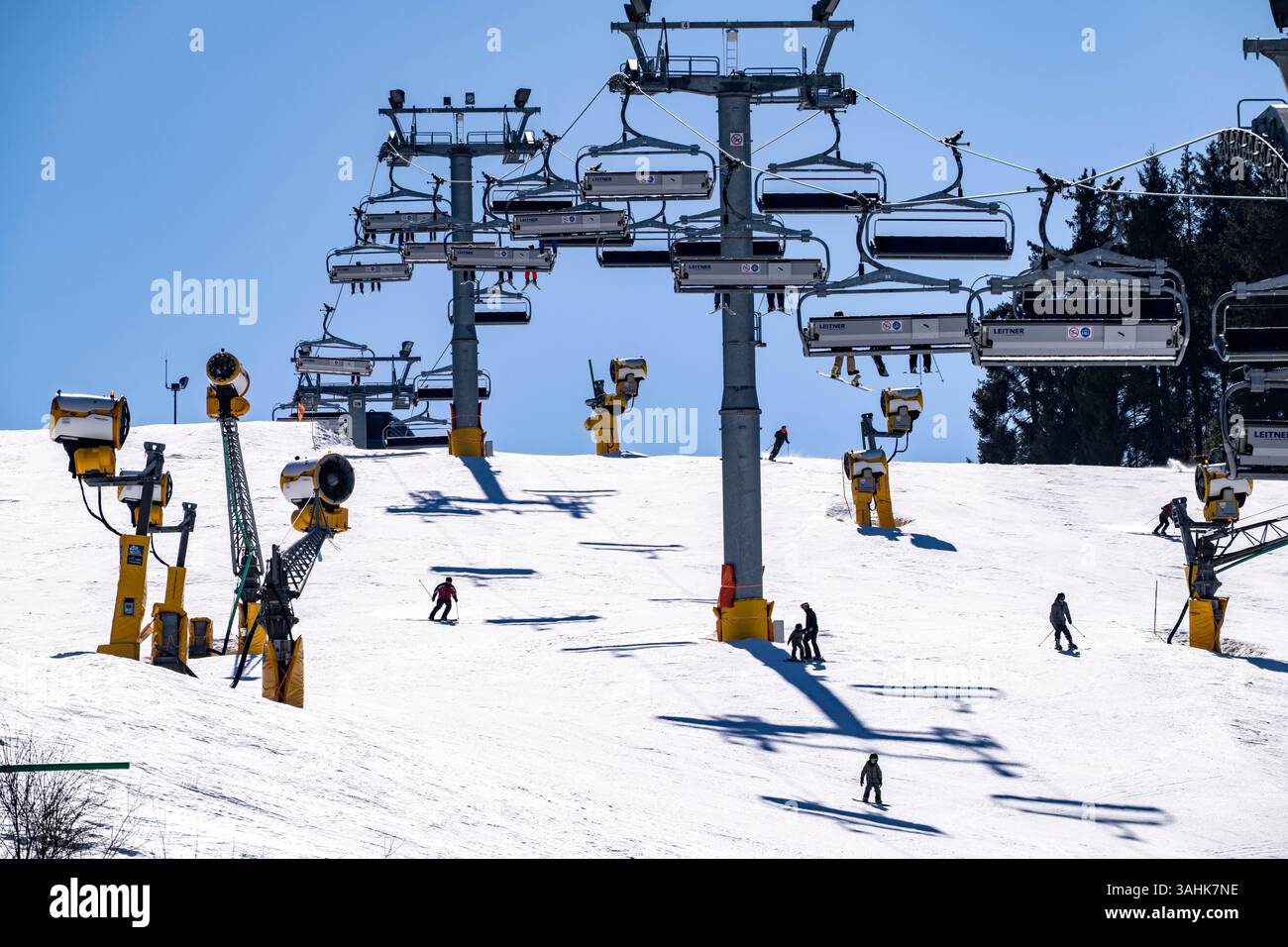 Area per gli sport invernali a Sauerland, carosello per gli impianti di risalita di Winterberg, piste da neve artificiale, innevate artificialmente da oltre 360 pistole da neve, attrezzatura da sci Poppenberg Foto Stock