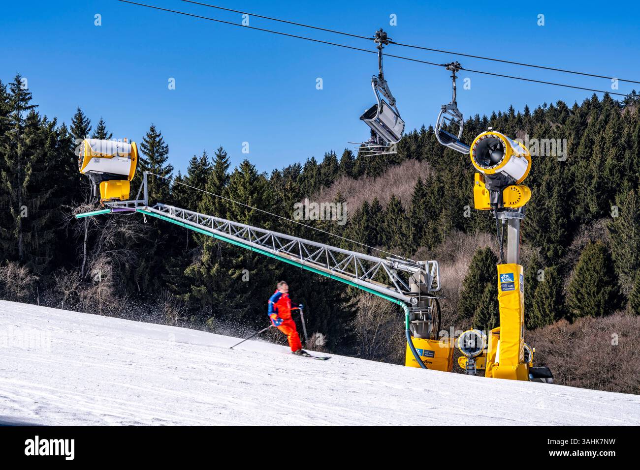 Area per gli sport invernali a Sauerland, carosello per gli impianti di risalita di Winterberg, piste da neve artificiale, innevate artificialmente da oltre 360 pistole da neve, attrezzatura da sci Poppenberg Foto Stock