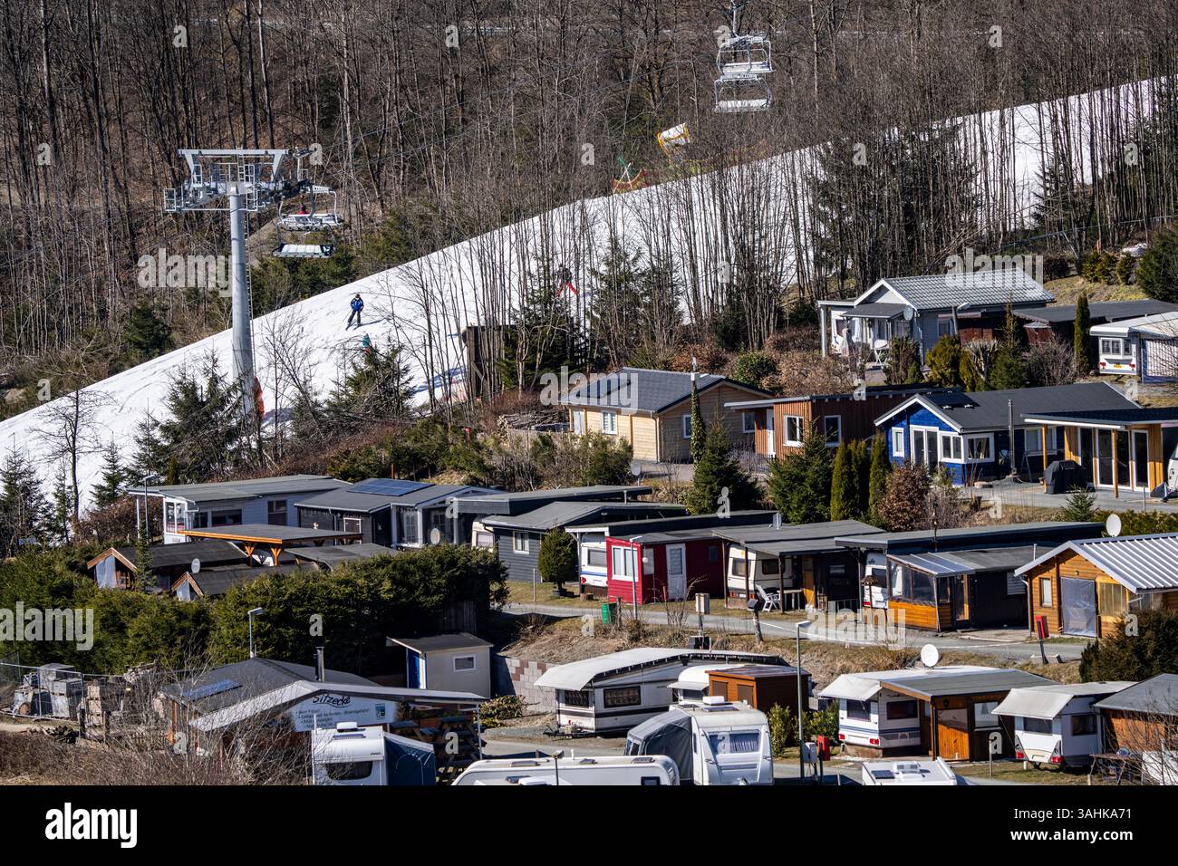 Area per sport invernali a Sauerland, carosello per gli impianti di risalita di Winterberg, piste da neve artificiale, con neve artificiale da oltre 360 pistole da neve, Schneewittchenhan Foto Stock