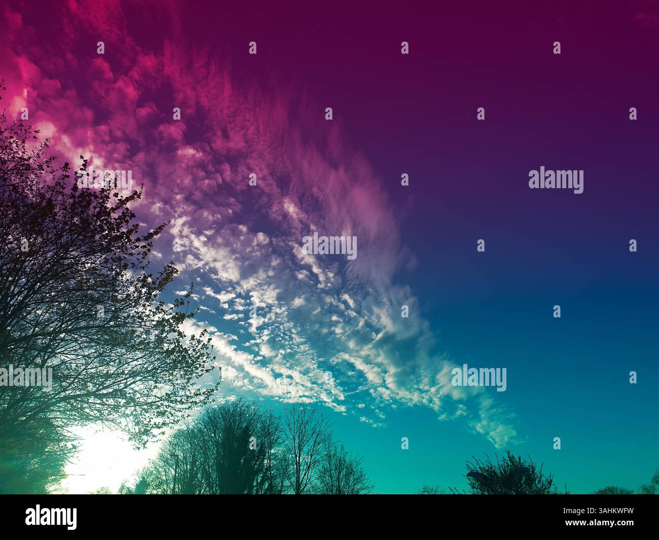 Profondo cielo blu con nuvole Foto Stock