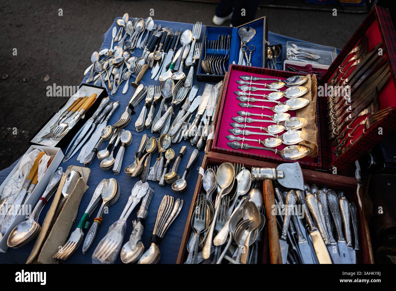 Assortimento di stoviglie antiche, tra cui forchette, coltelli e cucchiai decorativi. Foto Stock