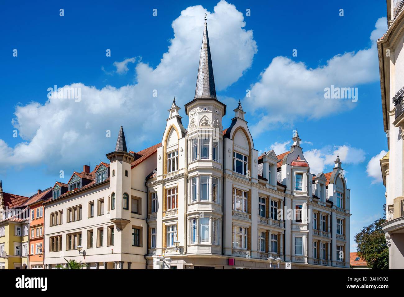 Edificio storico d'angolo con guglie e dettagli neogotici nella città vecchia di Gotha in una giornata di blu chiaro, la Turingia Foto Stock