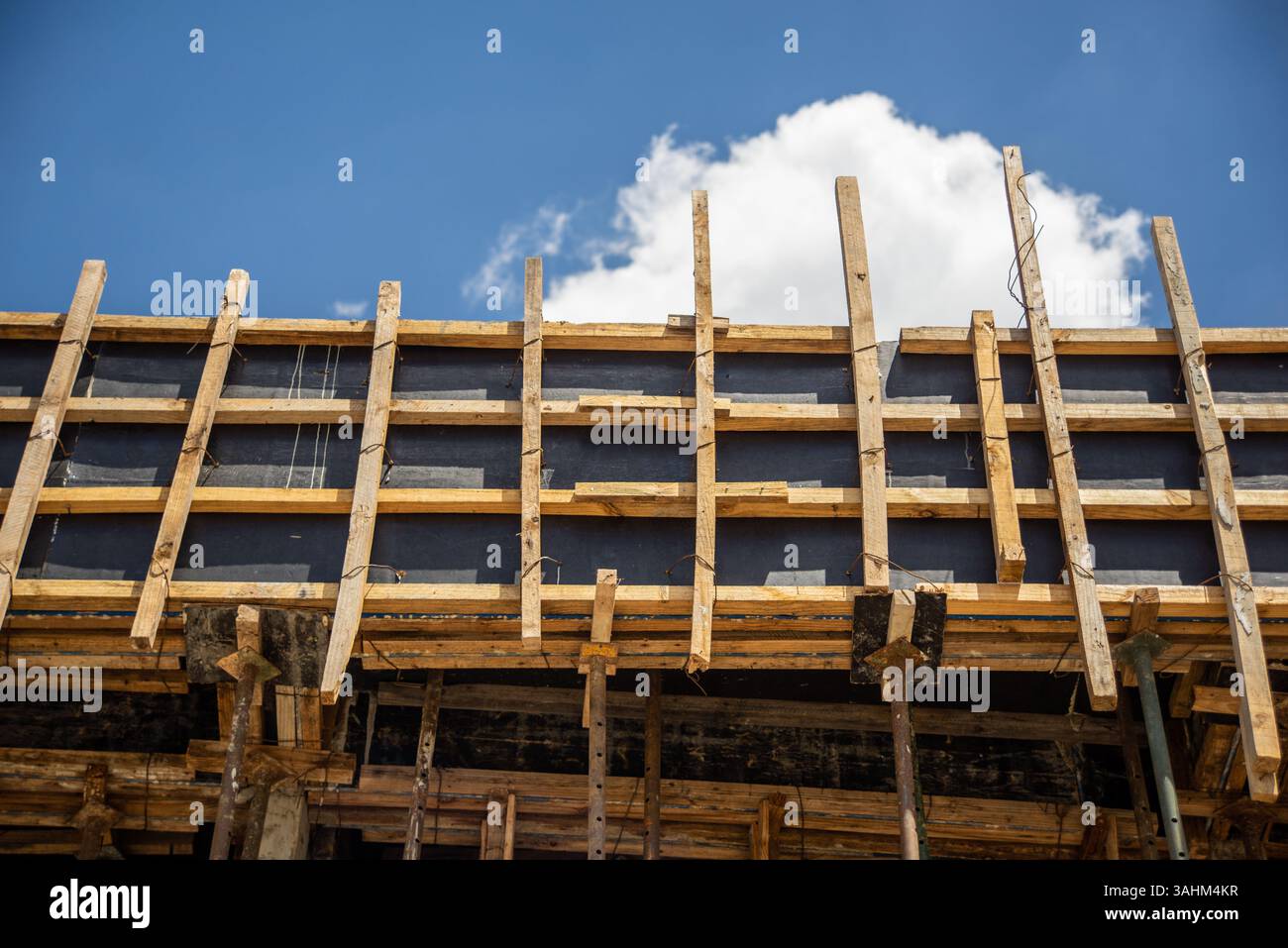 casseforme in legno e acciaio in cemento armato nelle giornate di sole Foto Stock
