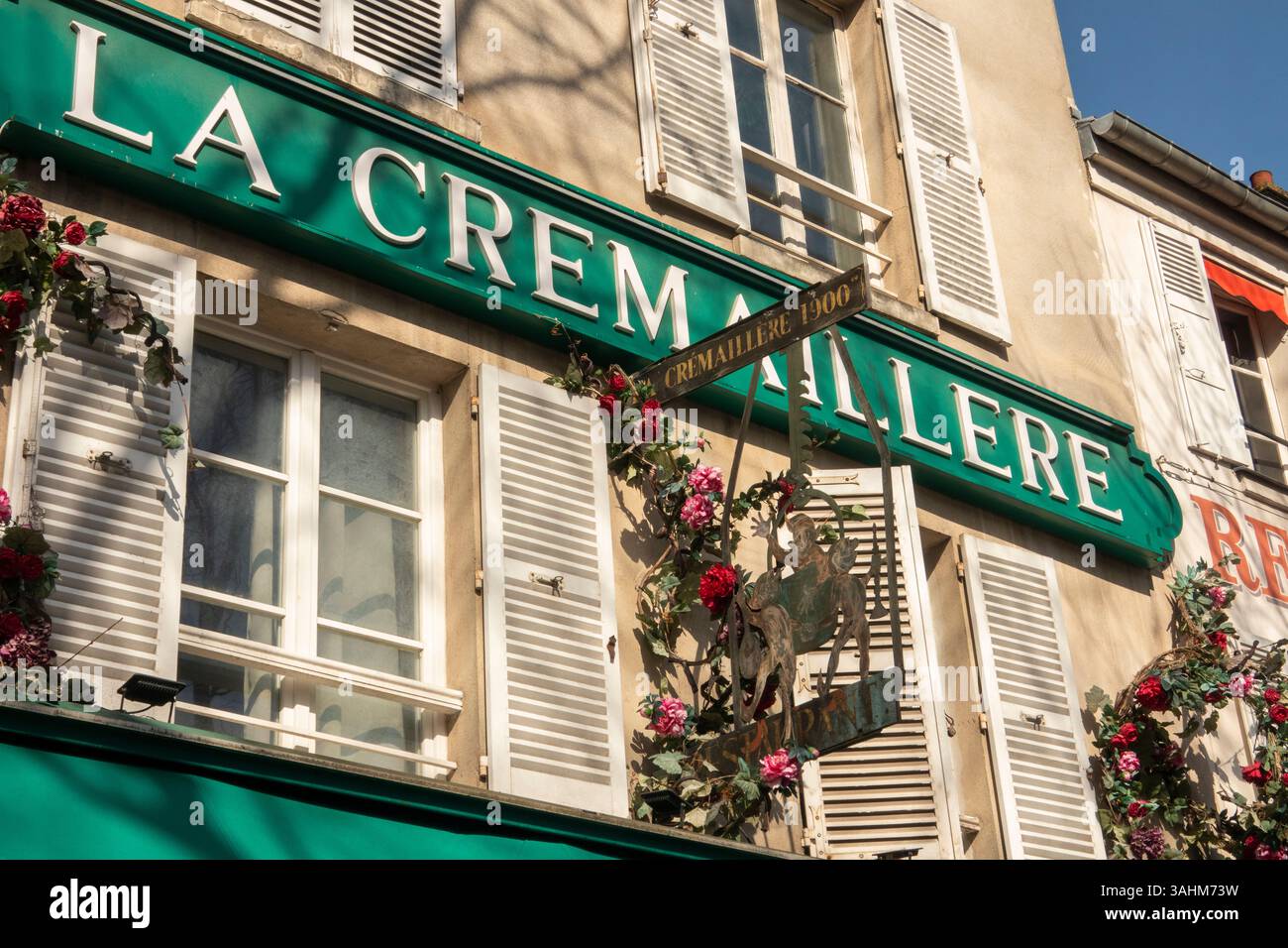 Francia, Parigi, Montmartre, Place du Tertre, cartello ristorante la Cremaillere Foto Stock