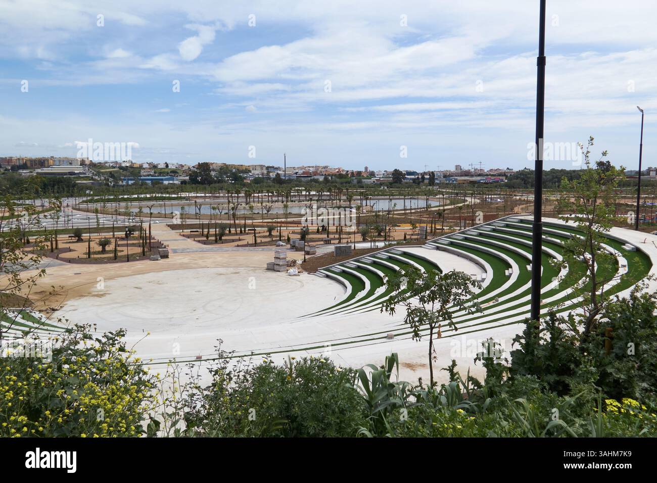 Mijas Costa, Málaga, Spagna - 6 aprile 2025: Vista del Gran Parque de la Costa del sol. Foto Stock