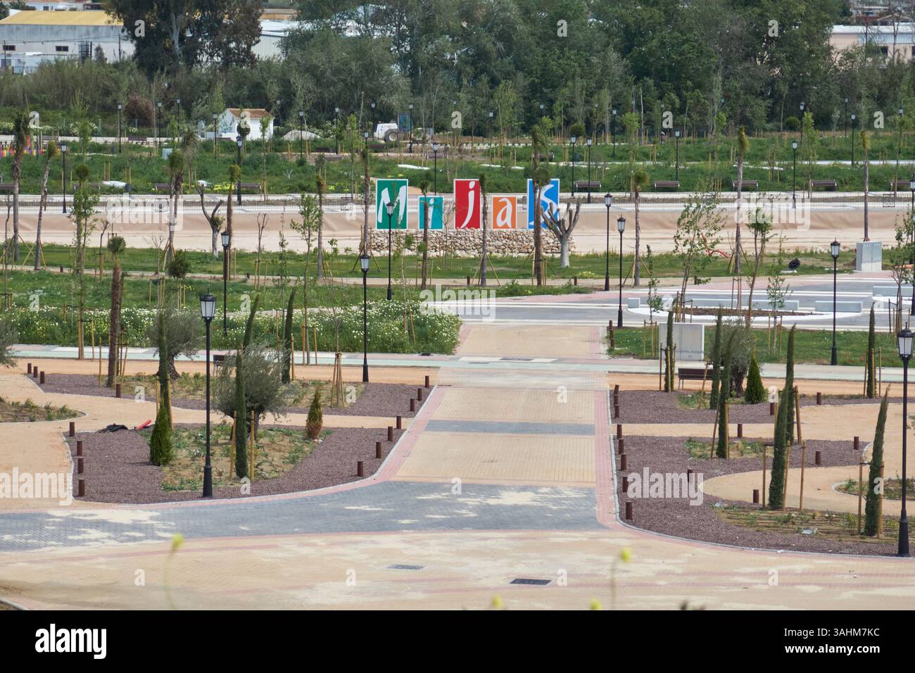 Mijas Costa, Málaga, Spagna - 6 aprile 2025: Vista del Gran Parque de la Costa del sol. Foto Stock