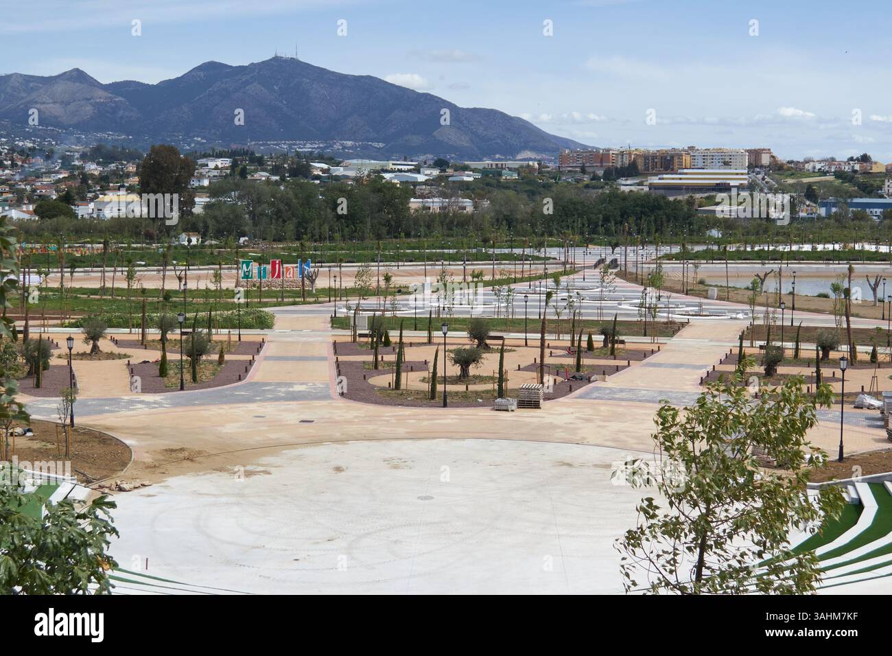 Mijas Costa, Málaga, Spagna - 6 aprile 2025: Vista del Gran Parque de la Costa del sol. Foto Stock