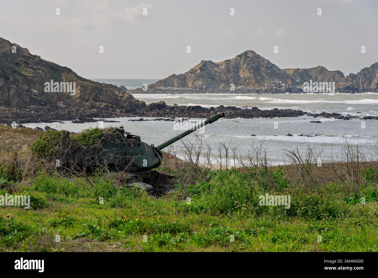 Vecchio carro armato sulla spiaggia di un'isola di Taiwan Foto Stock