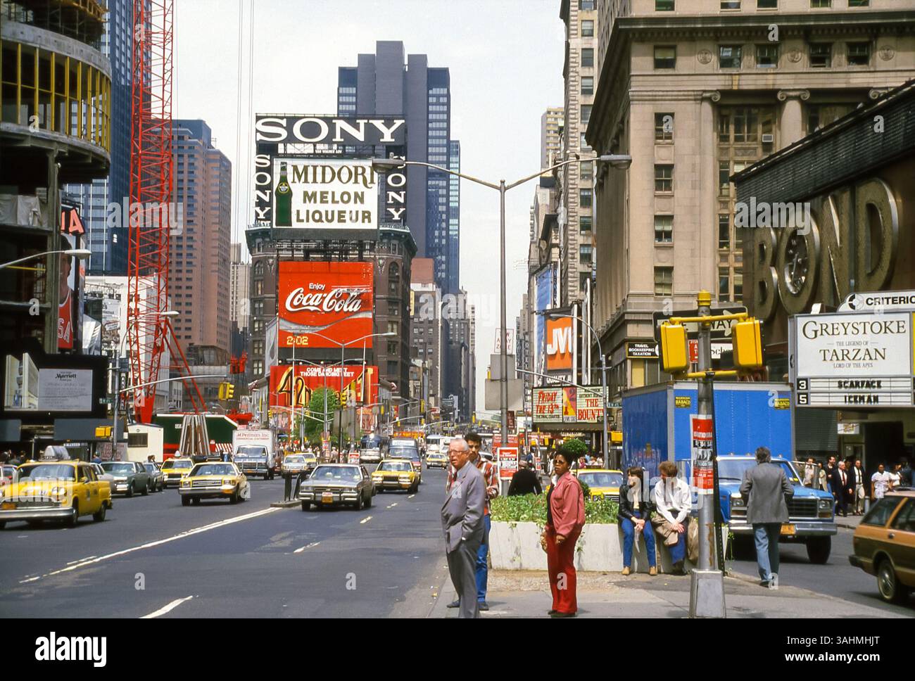 Times Square, Manhattan, New York in una giornata piena di impegni. Vintage capture degli anni '80 - maggio 1984. Auto americane di vecchio stile, grandi loghi e molti pannelli pubblicitari. Teatri ad ogni angolo. Foto Stock