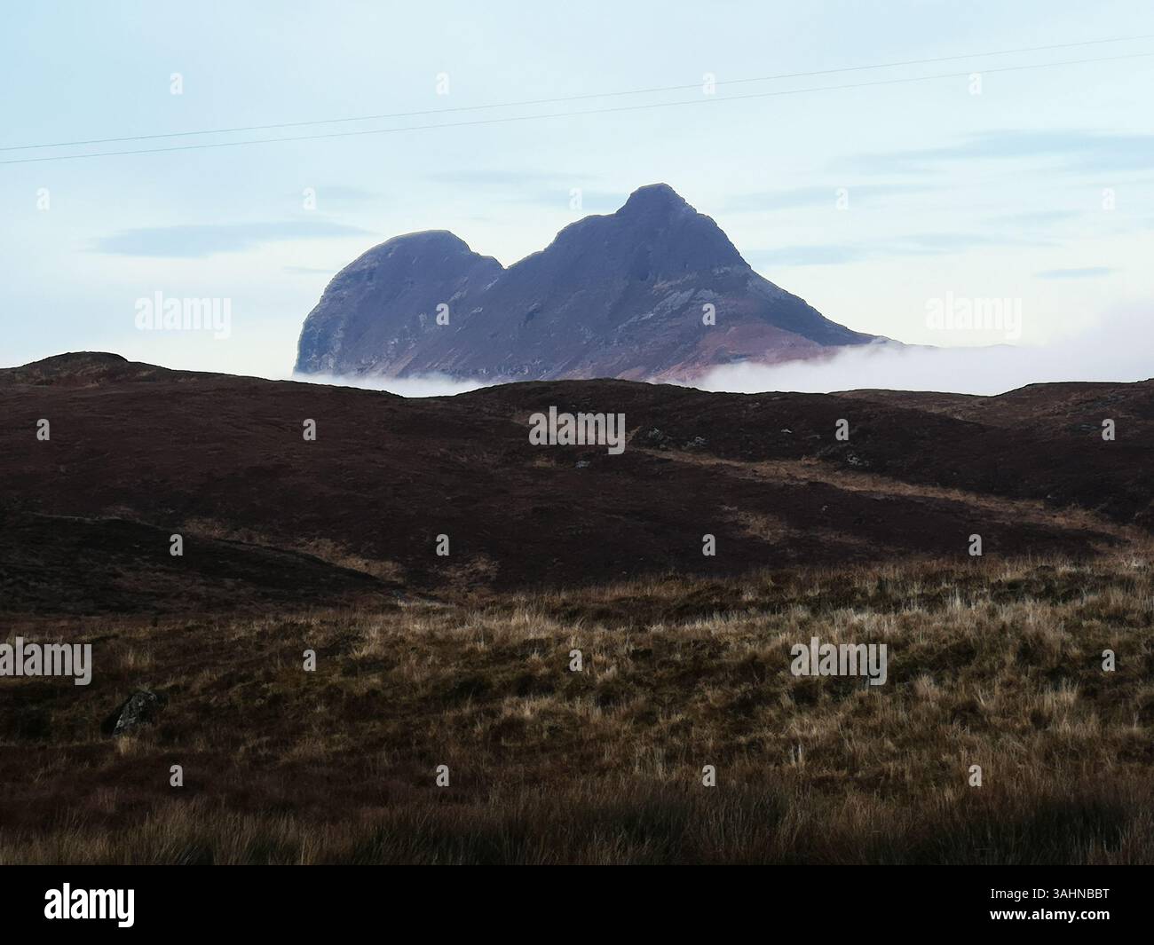 L'iconico scenario di Assynt in Scozia, che fa parte del percorso North Coast 500 che include la splendida vetta di Suilven. Foto Stock