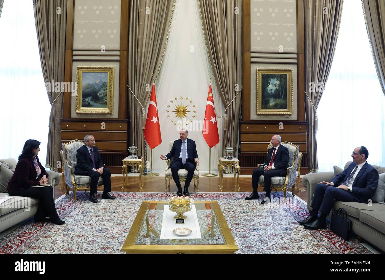 La foto mostra l'incontro tra Pervin Buldan, Sırrı Süreyya Önder e il presidente e presidente dell'AKP Recep Tayyip Erdogan. Un vice presidente del KP Efkan Ala e il direttore dell'organizzazione di intelligence Ibrahim Kalın hanno partecipato alla riunione che si è tenuta presso il complesso presidenziale e che è durata 1 ora e 25 minuti. Questo segnò il primo contatto diretto tra Erdogan e i rappresentanti del partito filo-curdo dal 12 giugno 2012, quando era primo ministro. Il partito DEM ha detto che farà una dichiarazione sulla riunione in una fase successiva, Foto Stock