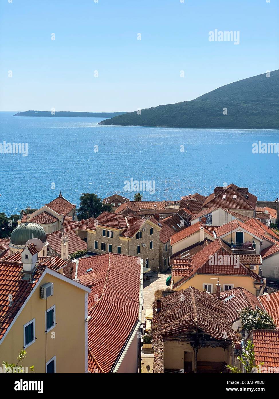 Tetti in tegole della città vecchia di Herceg Novi e della baia di Cattaro, vista dalla Fortezza di Kanli Kula Foto Stock