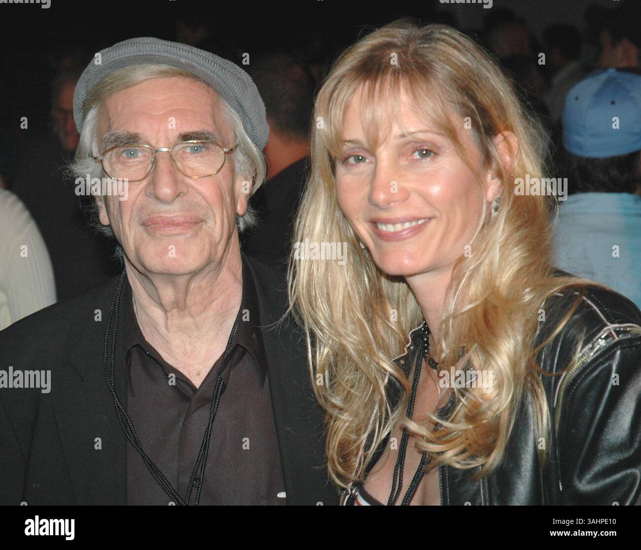 File: MARTIN LANDAU (New York, 20 giugno 1928 – New York, 15 luglio 2017) è stato un attore statunitense 2017. La sua interpretazione nel ruolo di supporto di Bela Lugosi in ed Wood (1994) gli valse un Oscar, un Screen Actors Guild Award e un Golden Globe Award. Ha continuato a recitare nel cinema e nella TV e ha diretto la filiale di Hollywood dell'Actors Studio fino alla sua morte nel 2017. Nella foto: 16 settembre 2004; Malibu, California, Stati Uniti; l'attore MARTIN LANDAU e amico al Malibu Film Festival. (Immagine di credito: Robert Kenney/ZUMAPRESS.com) Foto Stock