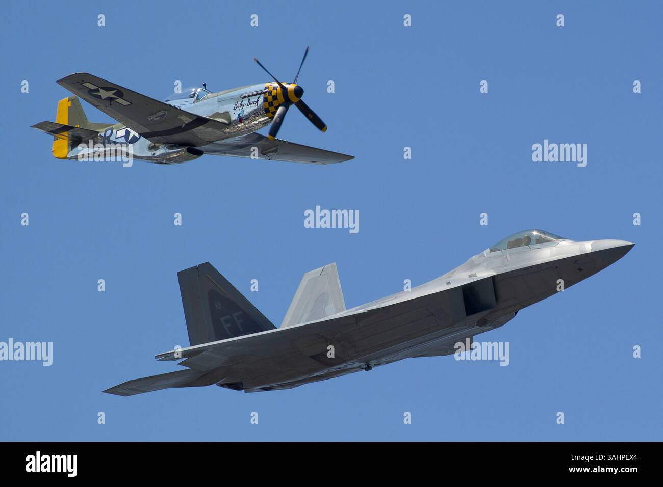 15 agosto 2014: Chicago, Illinois, Stati Uniti - Un F-35 Lightning II vola in formazione con un P-51 Mustang dell'era della seconda guerra mondiale noto come ''Baby Duck'' pilotato dal pilota Vlado Lenoch. Lenoch rimase ucciso su questo aereo il 16 luglio 2017 in un incidente in Kansas. Lenoch si è esibito come parte dell'Heritage Flight Team sul lago Michigan oltre la struttura della culla di aspirazione dell'acqua durante il Chicago Air and Water Show del 2014 a Chicago, Illinois. (Immagine di credito: &Copy; Mike Wulf/CSM tramite cavo ZUMA) Foto Stock