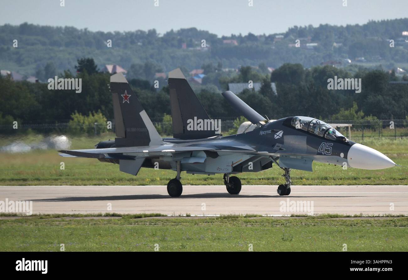 18 luglio 2017 - Zhukovsky, Mosca, Russia - Un caccia russo Sukhoi T-50 taxi durante l'International Aviation and Space Show noto come MAKS 2017 18 luglio 2017 a Zhukovsky, Russia. Il Sukhoi T-50, recentemente presentato, noto anche come PAK fa, è il primo aereo russo ad utilizzare la tecnologia stealth. (Immagine di credito: © Aleksey Nikolskyi/Planet Pix via ZUMA Wire) Foto Stock