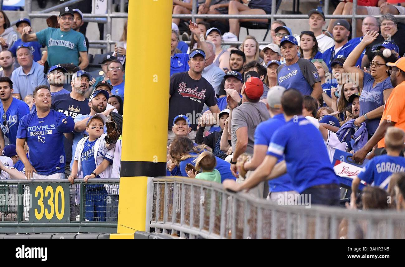 3 agosto 2017 - Kansas City, MO, USA - il pallone home run di Danny Valencia dei Seattle Mariners rimbalza a destra della pole foul nel quarto inning contro i Kansas City Royals al Kauffman Stadium di Kansas City, Mo., giovedì 3 agosto 2017. (Immagine di credito: © John Sleezer/TNS tramite filo ZUMA) Foto Stock