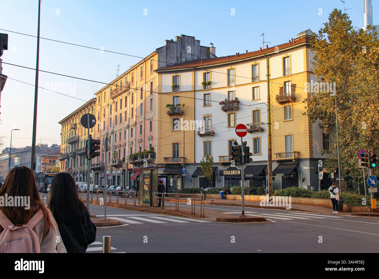 Milano, Italia - 12.01.2024: Luce nel tardo pomeriggio su via Milano con edifici classici e linee di tram. Foto Stock