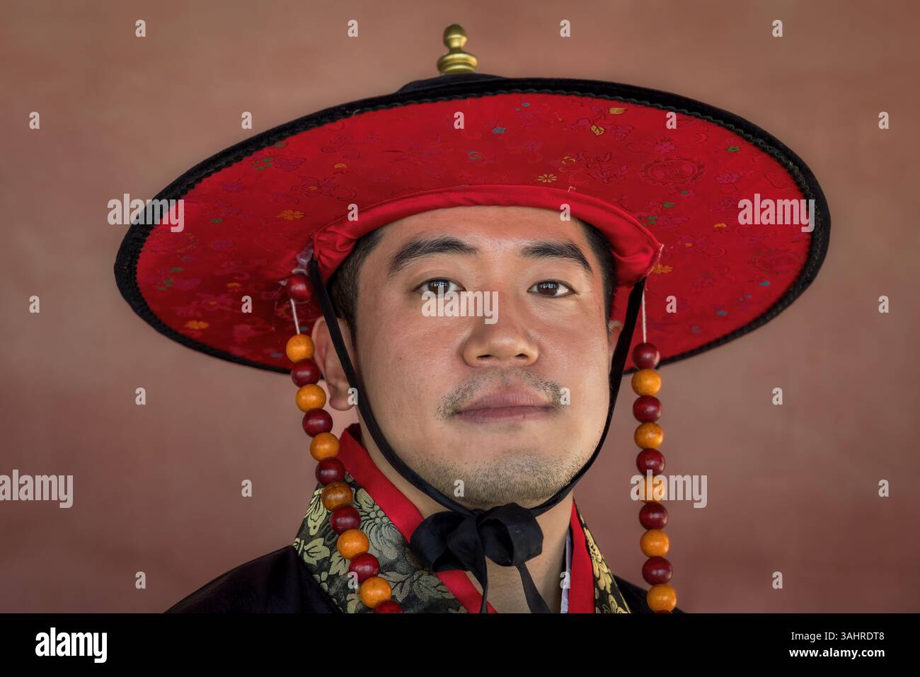 Un uomo vestito con il tradizionale abito Hanbok coreano, Gyeongbokgung Palace, Seoul, Repubblica di Corea Foto Stock