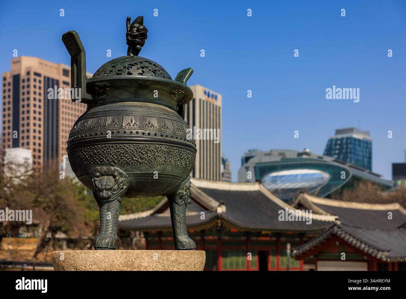 Bruciatore di incenso, Tempio di Bongeunsa, Seoul, Repubblica di Corea Foto Stock