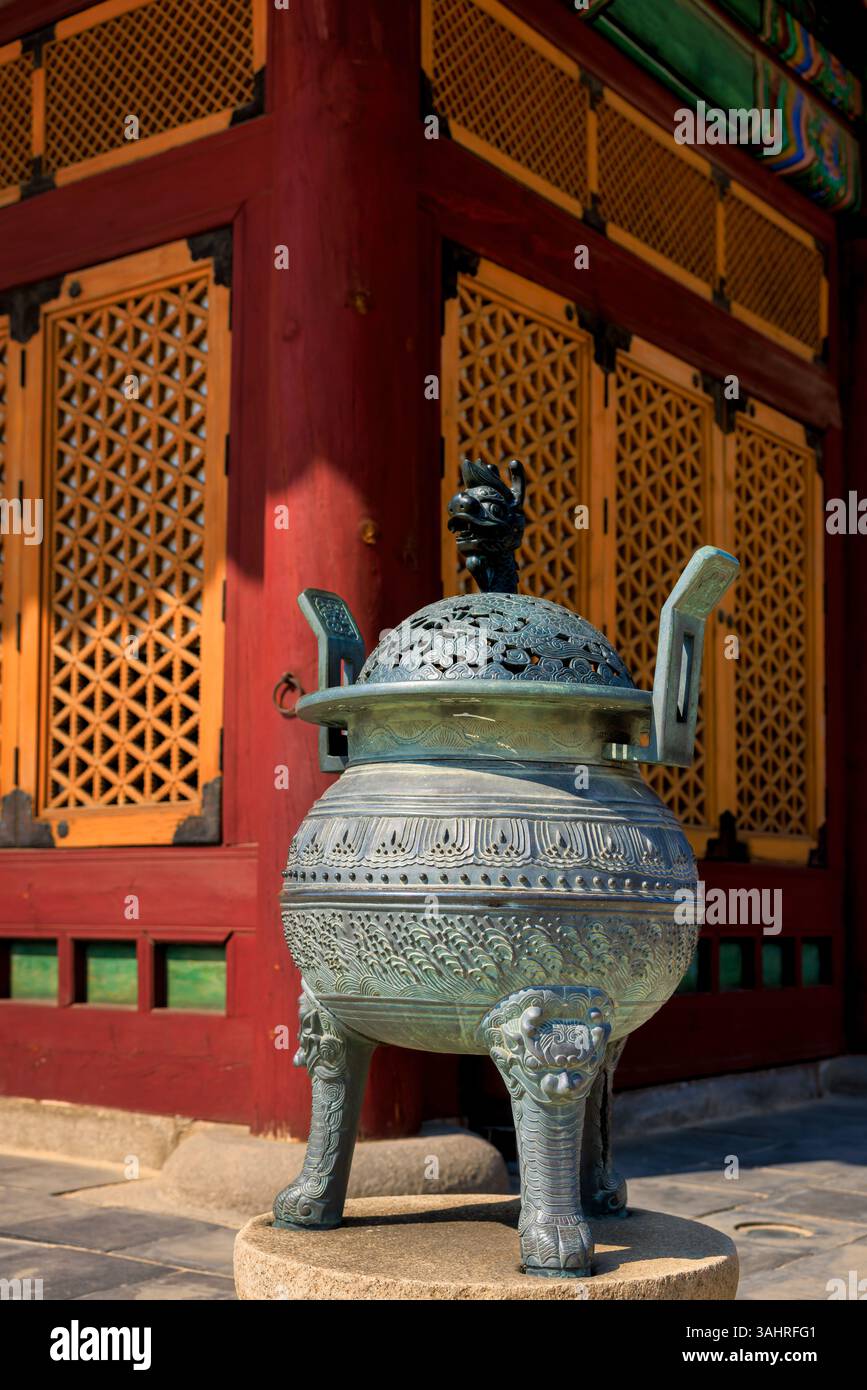 Bruciatore di incenso, Tempio di Bongeunsa, Seoul, Repubblica di Corea Foto Stock
