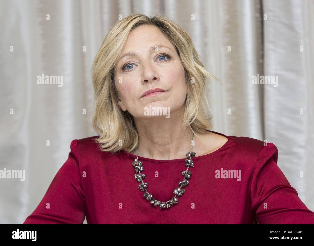 3 agosto 2017 - Hollywood, California, Stati Uniti - EDIE FALCO è protagonista della serie TV Law & Order True Crime: The Mendendez Murders." Edith 'Edie' Falco (New York, 5 luglio 1963) è un'attrice televisiva, cinematografica e teatrale statunitense, nota per i suoi ruoli come Diane Whittlesey nella serie HBO Oz (1997-2000), Carmela Soprano nella serie HBO The Sopranos (1999-2007), la protagonista della serie Showtime Nurse Jackie (2009-15) e Sylvia Wittel nella serie web, Horace and Pete (2016). (Immagine di credito: © Armando Gallo/ZUMA Studio) Foto Stock