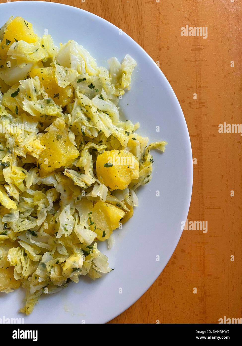 Cavolo con patate, aglio, olio d'oliva e prezzemolo. - Immagine stock catturata con smartphone