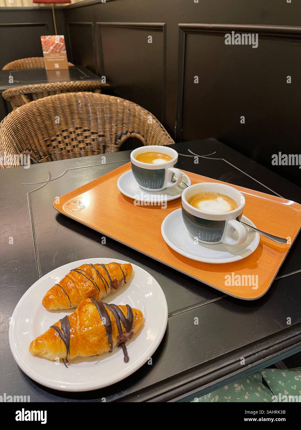 Due tazze di caffè con due minicroissant. Foto Stock