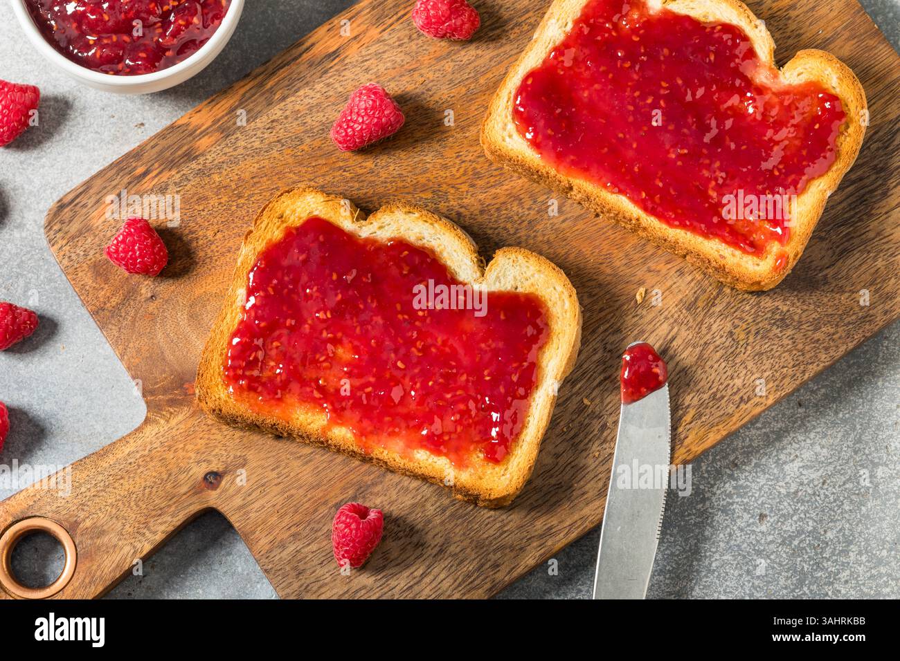 Gelatina fatta in casa con marmellata di lamponi e toast per colazione Foto Stock