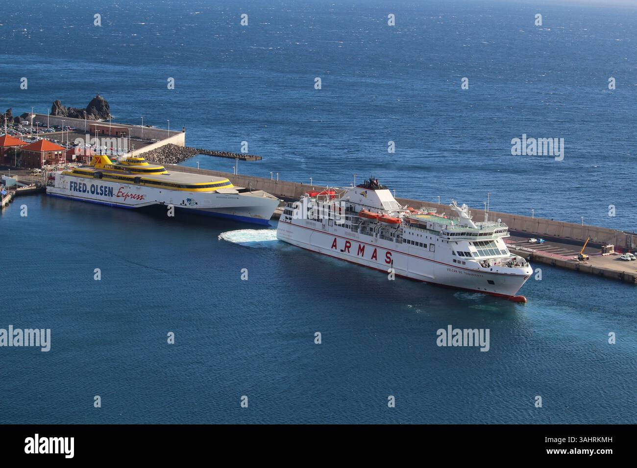 3785edi 13 gennaio 2018 traghetti di due diverse compagnie al molo, San Sebastian de la Gomera, Spagna Foto Stock