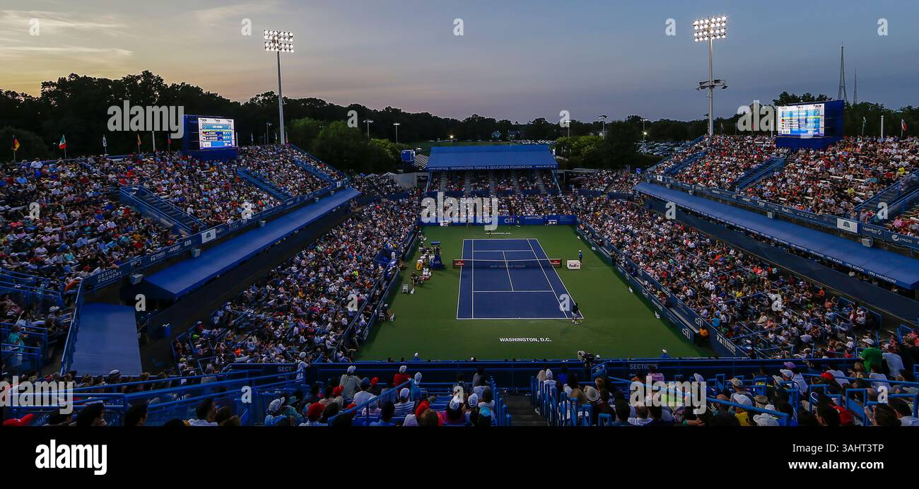 5 agosto 2017: Alexander Zverev (GER) e Kei Nishikori (JPN) sul campo dello stadio durante una partita di semifinale al torneo di tennis Citi Open 2017 giocato al Rock Creek Park Tennis Center di Washington, D.C. Justin Cooper/CSM(Credit Image: &Copy; Justin Cooper/CSM via ZUMA Wire) Foto Stock