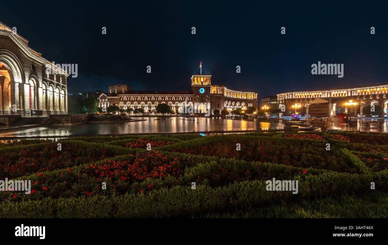 Scena cittadina di Erevan con luci serali. Stile di vita durante la notte. Stile di vita armeno Foto Stock