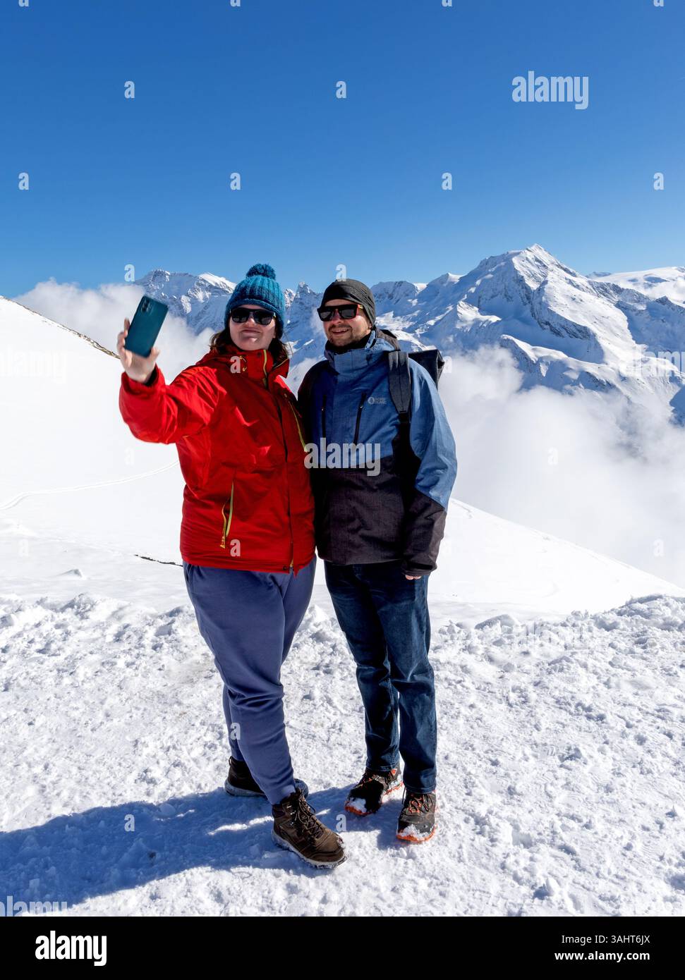 Una coppia che fa un selfie sulle piste la Plagne Foto Stock