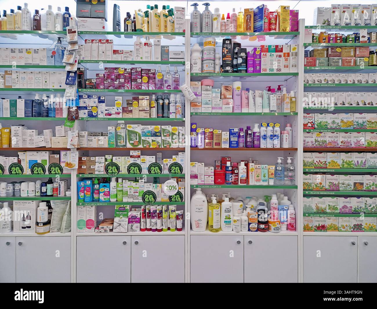 UNGHENI, MOLDAVIA - 17 DICEMBRE 2023 veduta della farmacia rifornita di prodotti sanitari, cosmetici e medicamenti - Immagine stock catturata con smartphone