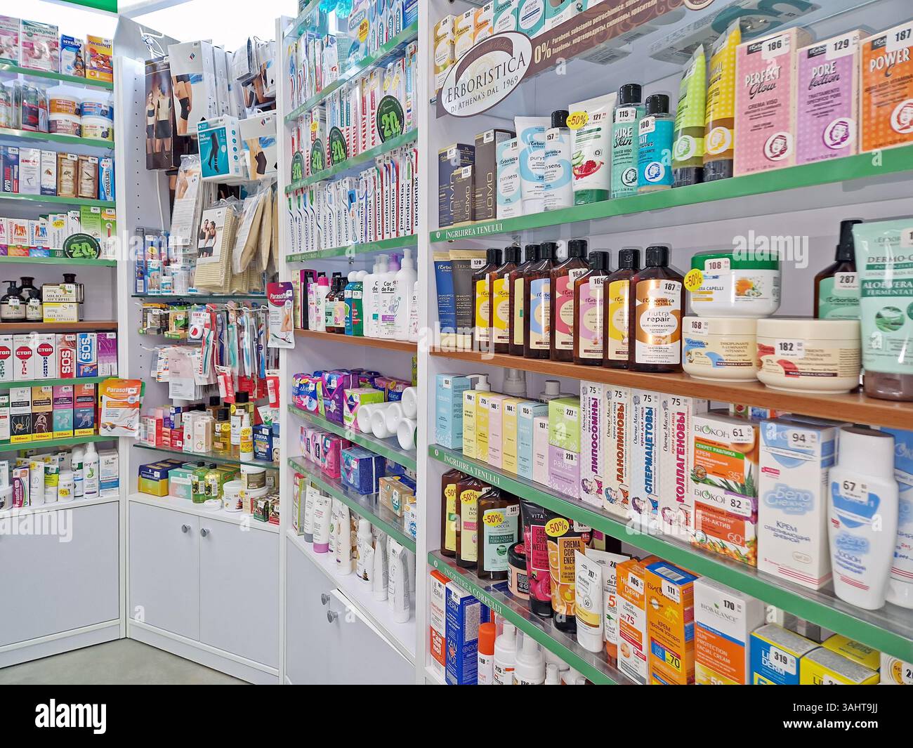 UNGHENI, MOLDAVIA - 17 DICEMBRE 2023 veduta della farmacia rifornita di prodotti sanitari, cosmetici e medicamenti - Immagine stock catturata con smartphone