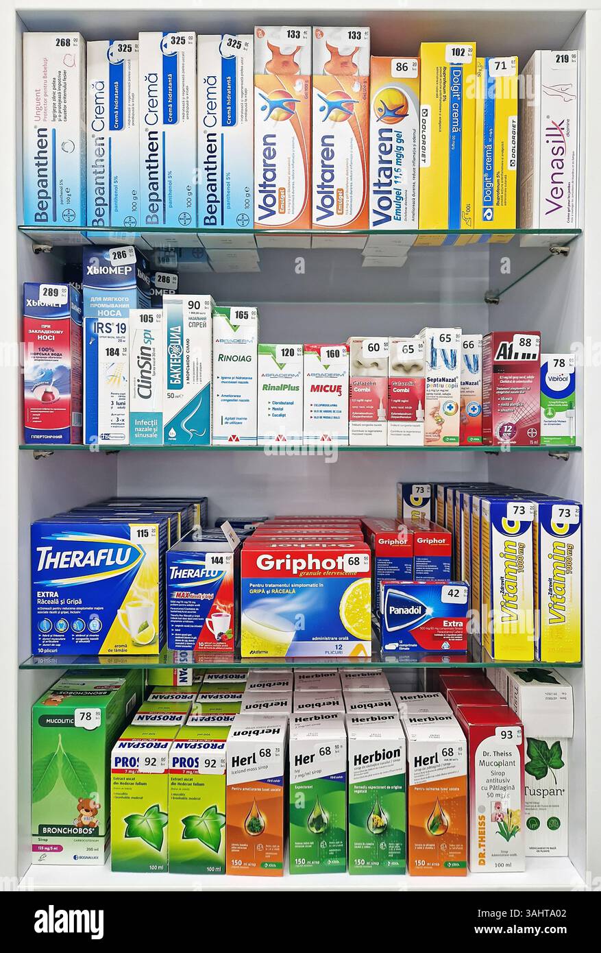 UNGHENI, MOLDAVIA - 20 DICEMBRE 2023 Vista della farmacia rifornita di farmaci contro l'influenza. Prodotti sanitari e medicamenti per la stagione fredda - Immagine stock catturata con smartphone