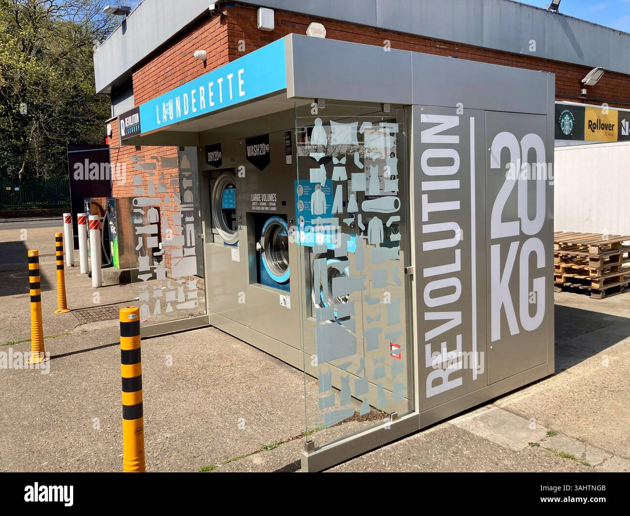 A Lavare. ME Revolution lavanderia self-service presso la stazione di servizio di Orpington, Kent, Regno Unito Foto Stock